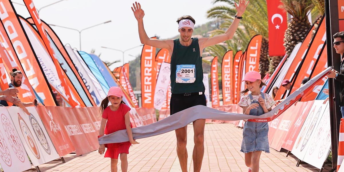 К финишу вместе с детьми! Марафонец из Владимира победил в престижном забеге в Турции