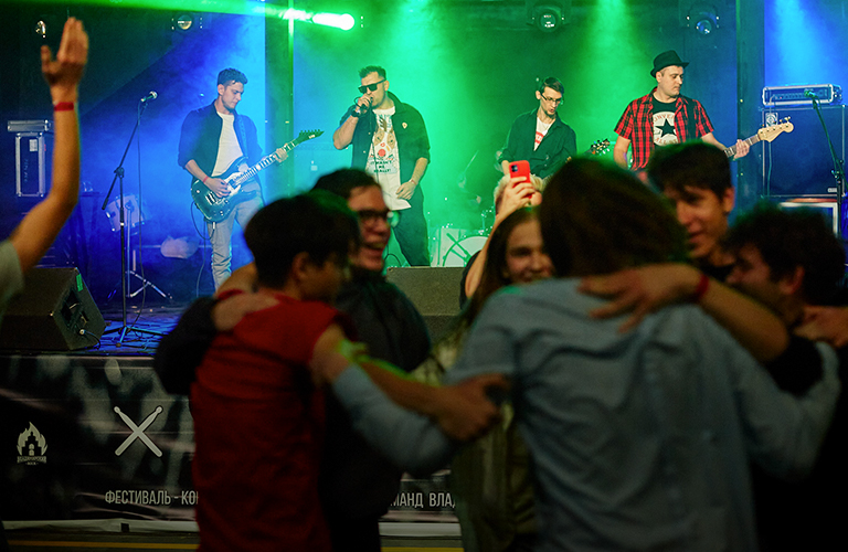 Движуху навести охота: 10 групп и стейдждайвинг на конкурсе-фестивале «ВладРок’2022»