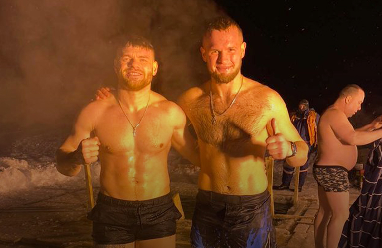 Купание при -20°. Горячие владимирцы в Крещенской купели и на бегу