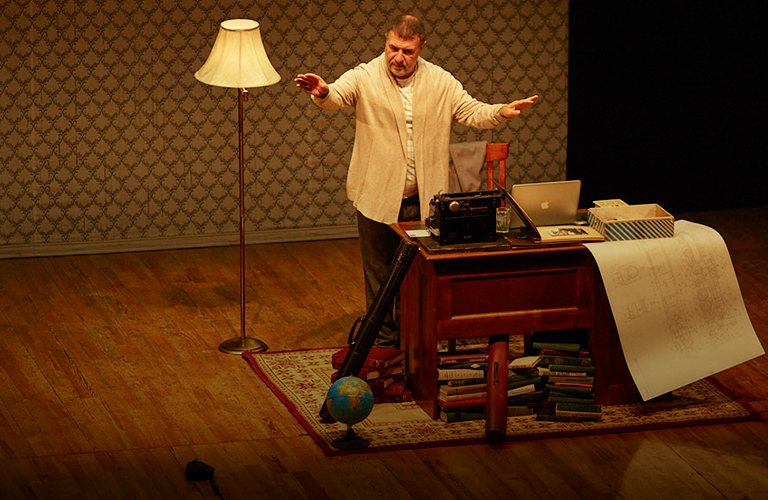 «Прощание с бумагой» — моноспектакль Гришковца о том, что невозвратно уходит из жизни человека