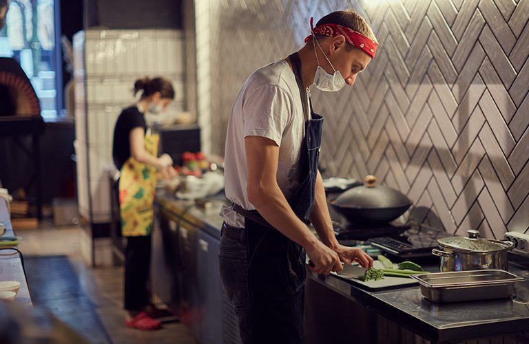 Летние ресторанчики под крышей: мексиканская кухня, индийская забегаловка и сырная