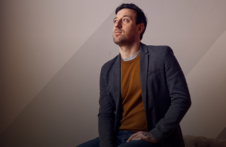 Многослойность, задающая тон образу: look скромного бизнесмена и писателя