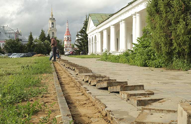 Хроники суздальского Зарядья. Плитку перекладывают, набережную не строят