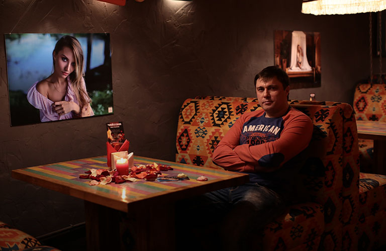 Фотовыставка 18+: Стены местного кафе украсили ню-снимками моделей