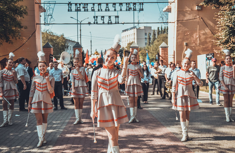 Их ищут в соцсетях и фотографируют туристы: Мажоретки Владимира