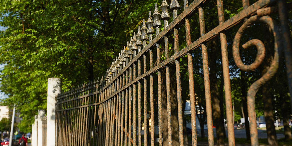 Ржавые стражи Владимира. Ограды, за которыми не чувствуешь себя как за каменной стеной