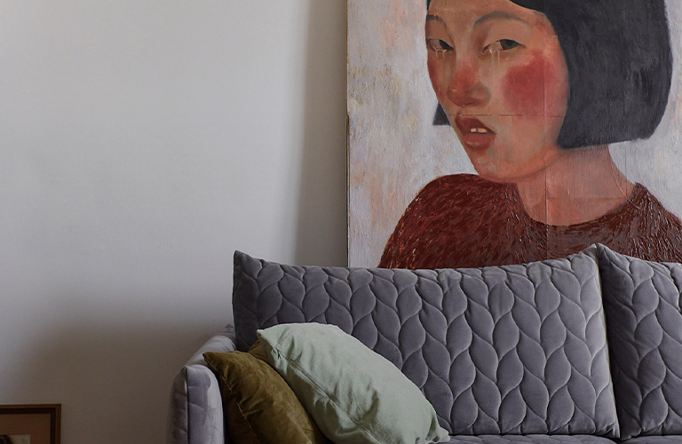 Квартира-мастерская на Октябрьском проспекте: холсты, винтажная мебель и бабушкин ковер