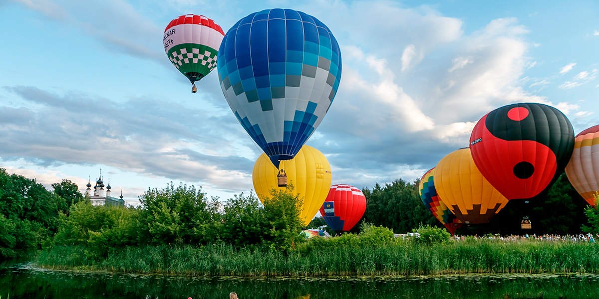 «На большом воздушном шаре»: сочные кадры с фестиваля аэростатов в Суздале