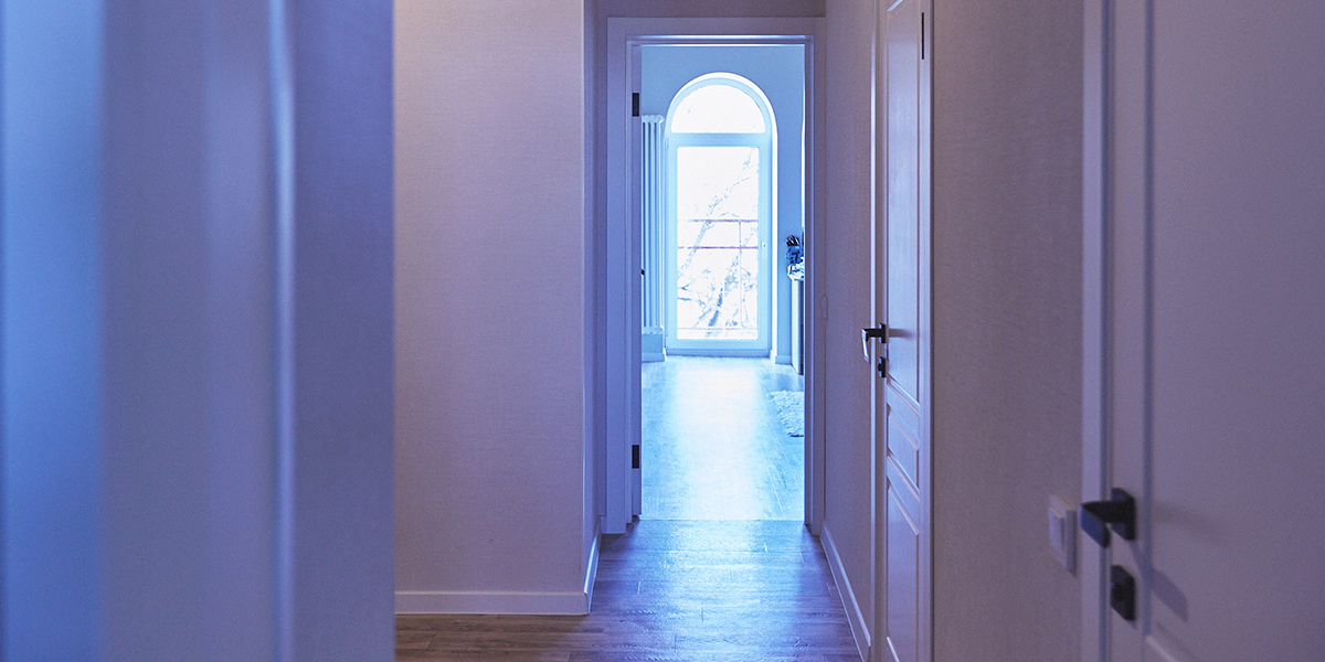 Превращение ветхой коммуналки в «сталинке» на Больших Ременниках в уютную квартиру с французскими окнами