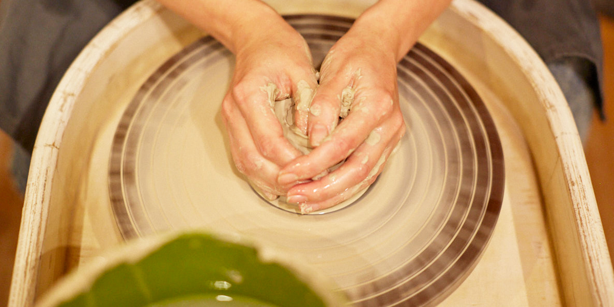 Медитация с глиной в руках. Работа за гончарным кругом как способ отключиться от суеты