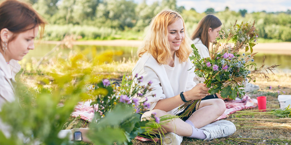 Фотостудия на природе и венок из полевых цветов. Бесплатный проект флориста из Владимира
