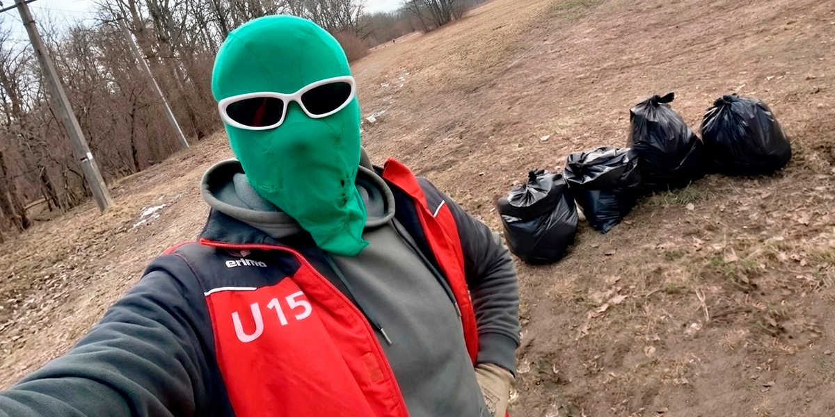 Чистомэн спешит на помощь! Супергерой в зеленой маске убрал мусор в парке «Дружба»