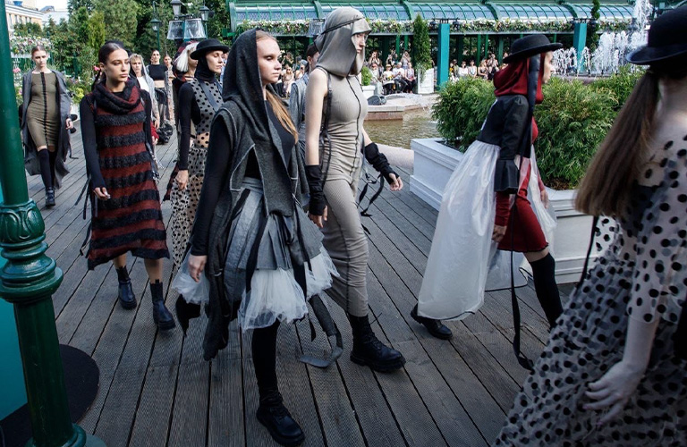 Сказочная и апокалиптичная. Модель из Коврова вышла на подиум Московской недели моды