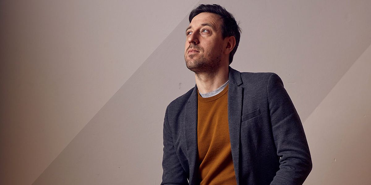 Многослойность, задающая тон образу: look скромного бизнесмена и писателя