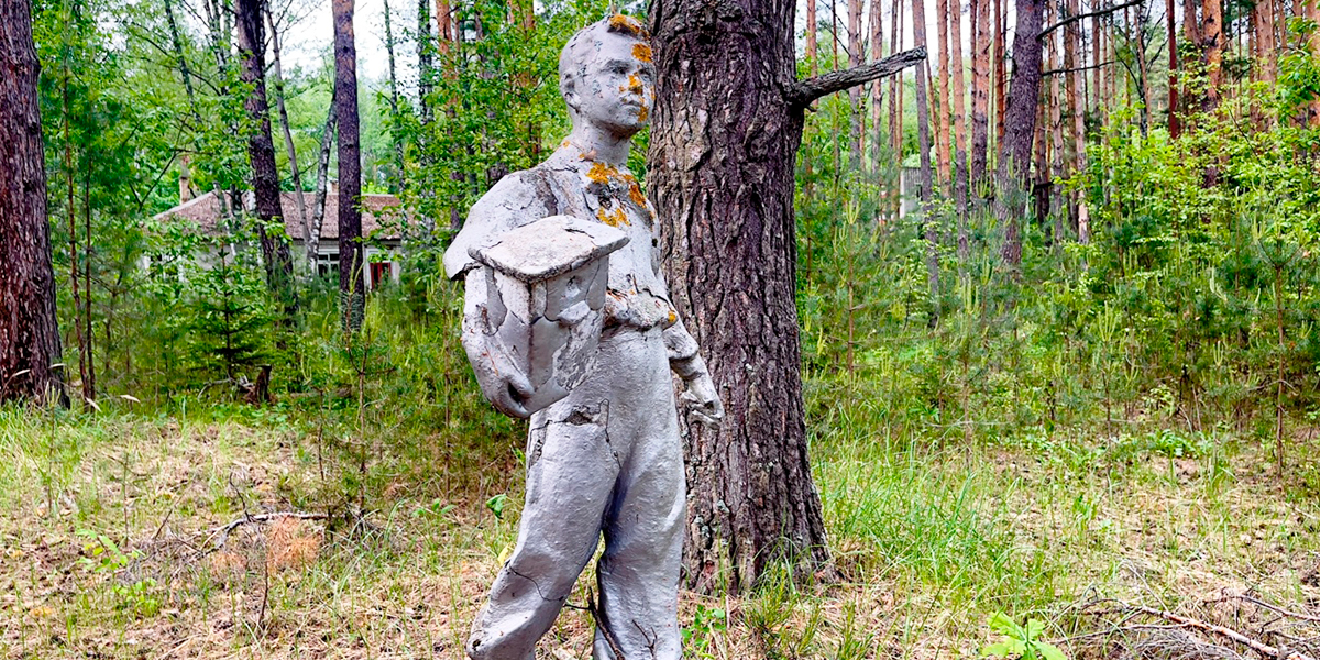 С эффектными скульптурами и ностальгическим вайбом. Пара летних лагерей, где время остановилось