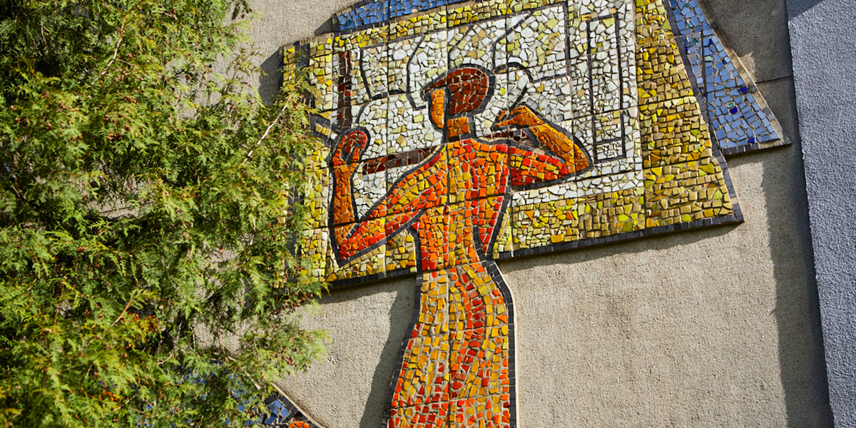 Стены зданий с сюжетами и орнаментами: мозаичные панно во Владимире, которые еще не исчезли