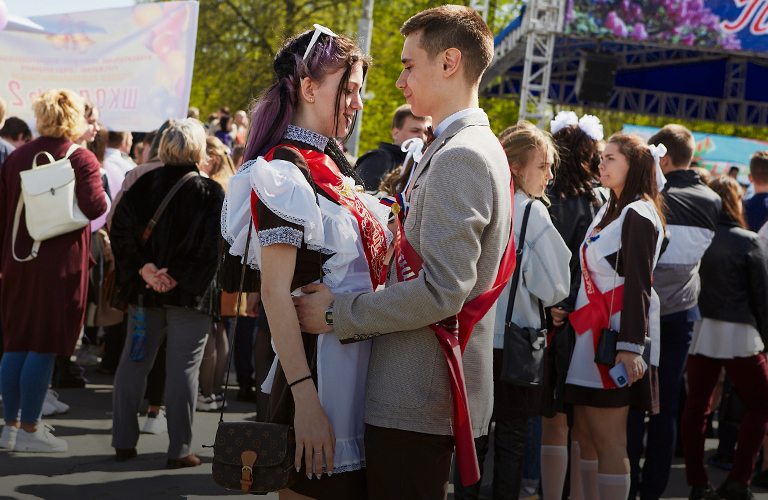 «Последний звонок-2022»: шествие выпускников, песни под гитару и школьный вальс