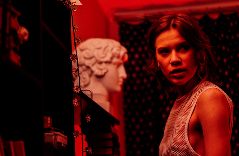 Чувственная «Пустота» владимирской ню-модели в новом клипе «MORE»