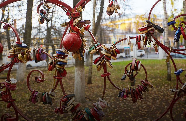 5 арт-объектов любви в области, куда молодоженам можно повесить свадебные замки