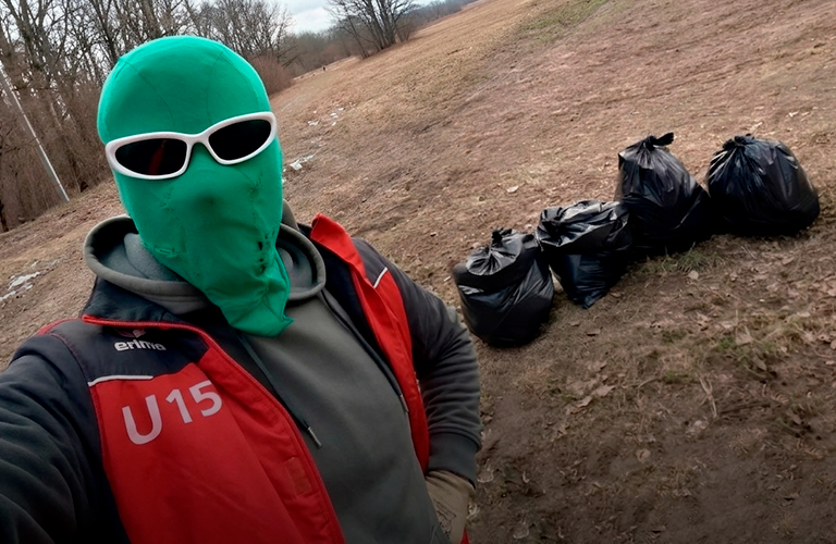 Чистомэн спешит на помощь! Супергерой в зеленой маске убрал мусор в парке «Дружба»