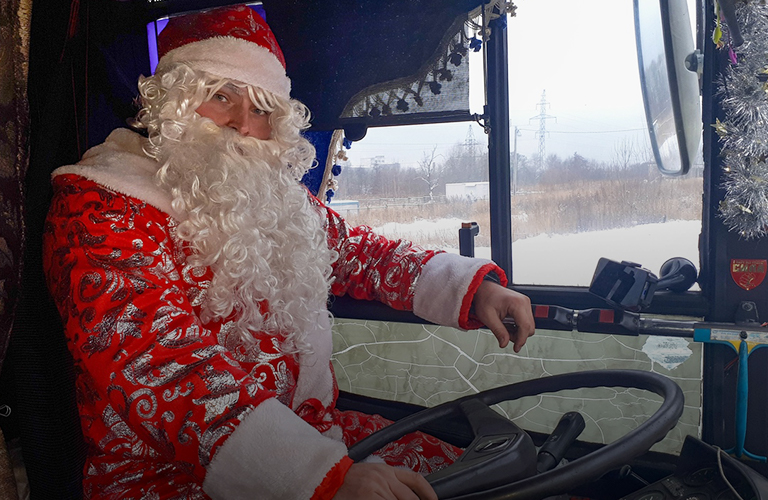 Водитель, морж и оператор. Хит-парад самых необычных Дедов Морозов Владимирской области