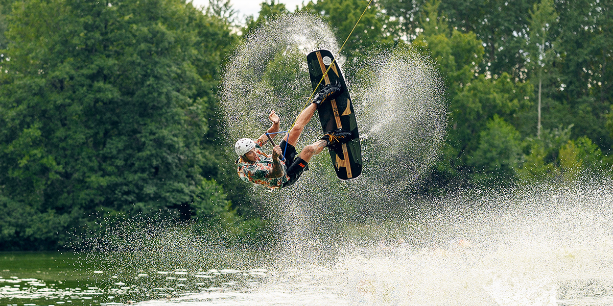 Вечеринка с вейкбордами и красками холи! Старт еженедельных ивентов на пляже Загородного