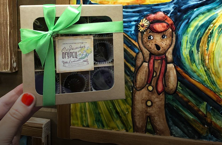 Огурец в шоколаде, открытки с дыркой, объемное панно. Владимирские сувениры вновь отличились