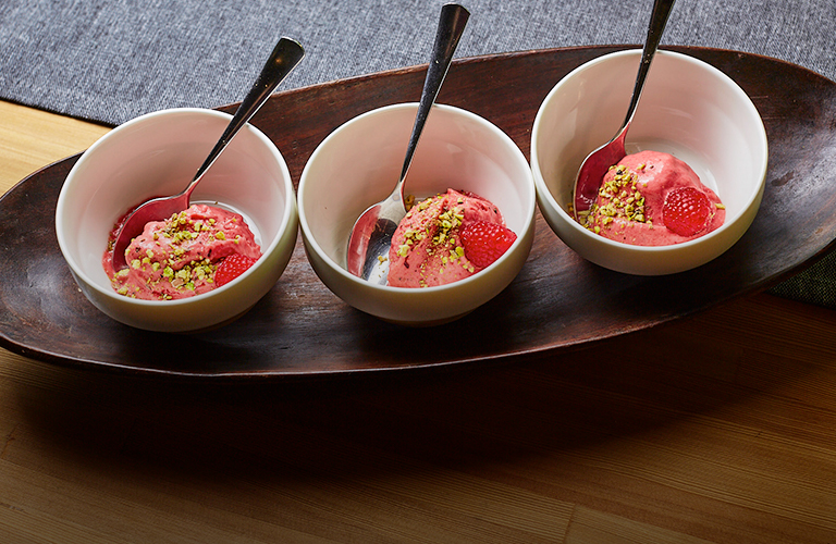 Десерт в азотных парах. Как за пять минут приготовить криомороженое?