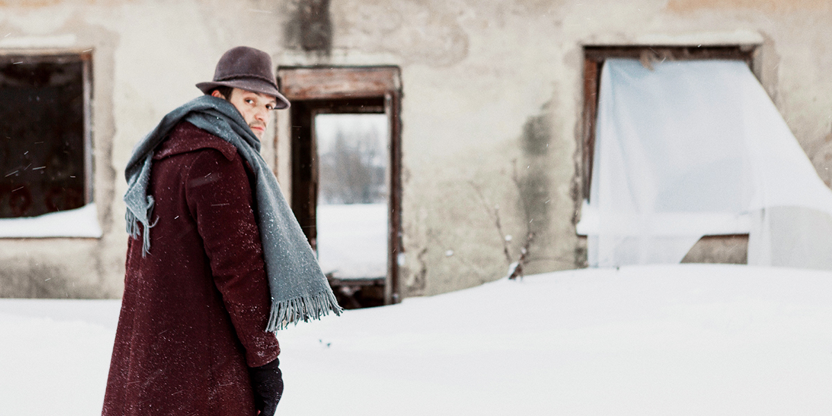 Фотоспектакль ТТ «Завод»: сон и явь у покинутого дома на суздальском поле