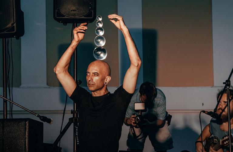 Француз катал шары на музыкальном фестивале во Владимире