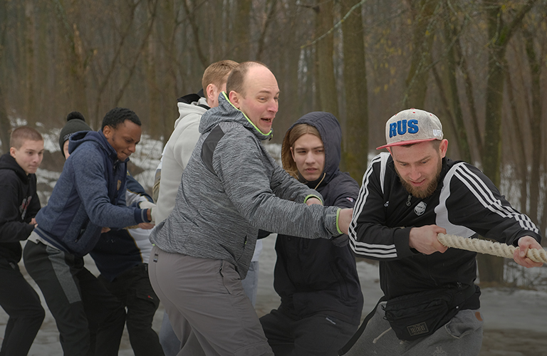 «Кидаем, отбираем». Как развлекаются владимирские парни на трезвую голову