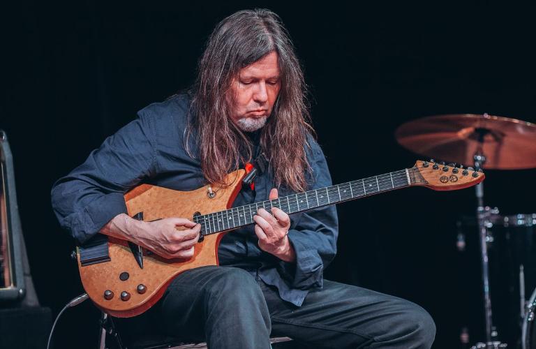 На стыке джаза и авангарда: Испанский гитарист Анхель Онтальва во Владимире