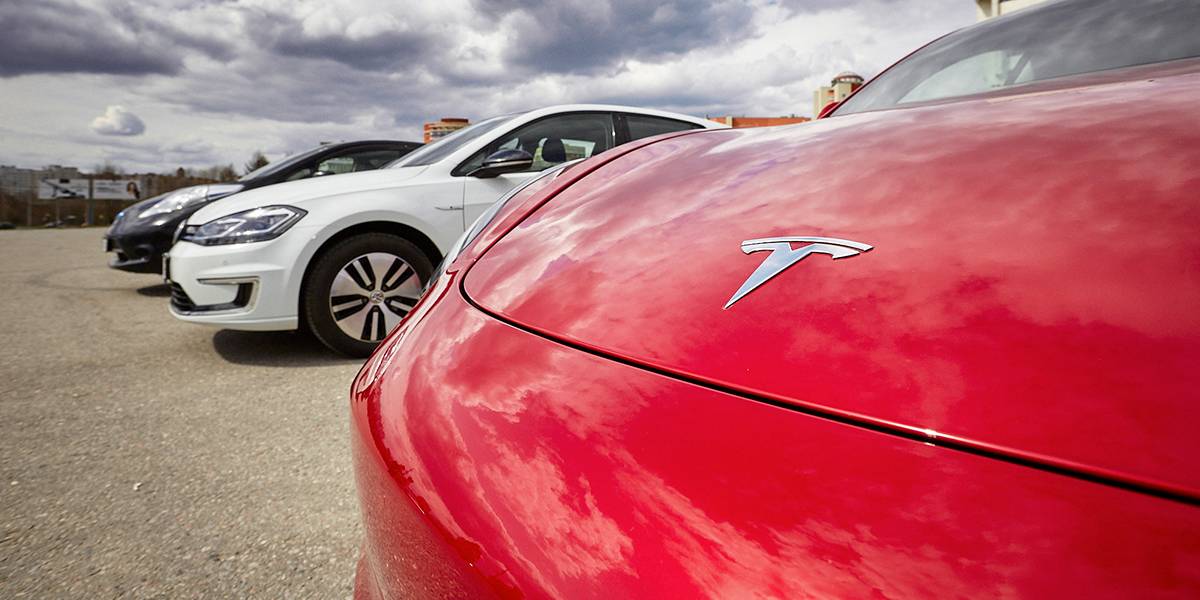 Tesla и все, все, все. У «Белого дома» прошла встреча владельцев электрокаров и гибридов