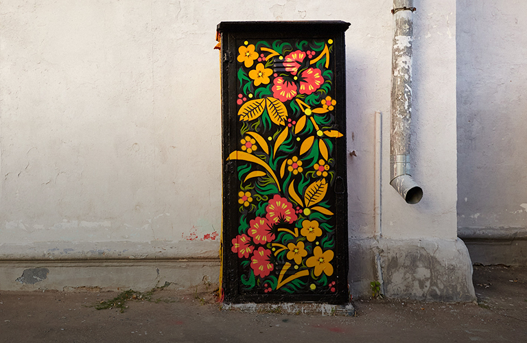 Хохлома, Жар-птица и закат: шесть коммуникационных шкафов во Владимире стали расписными