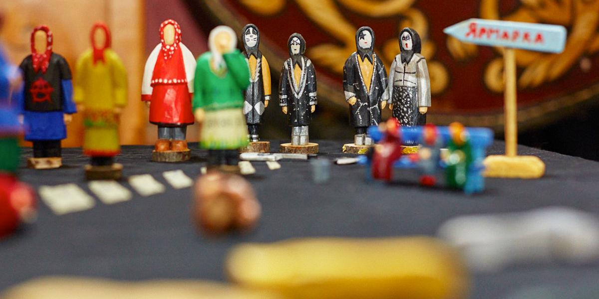 Ложки с фигурками для Виктора Бычкова, старушки-фанатки и другие работы резчика по дереву из города Кольчугино