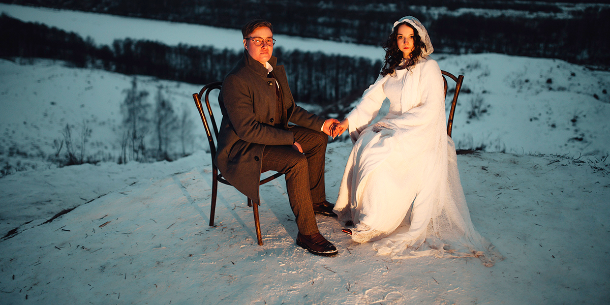 С кастомным платьем и вилами: оригинальная свадьба реставраторов на фоне гороховецкой готики