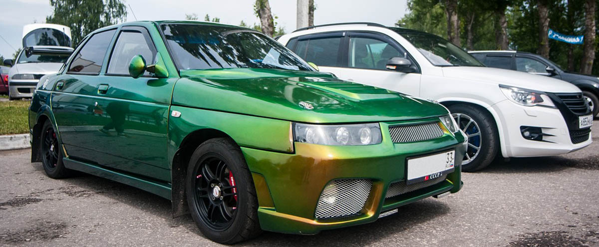 Пацанский ВАЗ цвета «вырвиглаз»