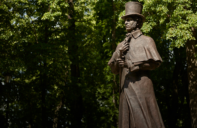 Шагающий Пушкин украсил центр Владимира. Стилизовать под эпоху поэта хотят и сквер в его честь