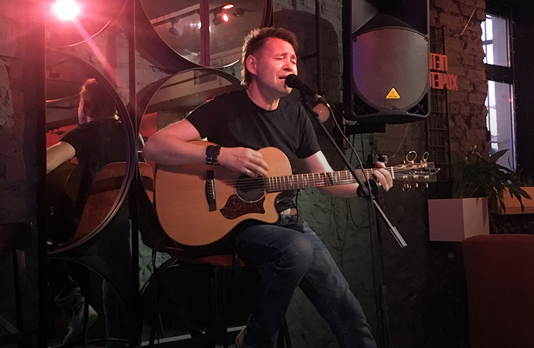 Немного акустического волшебства от лидера «Торбы-на-Круче»