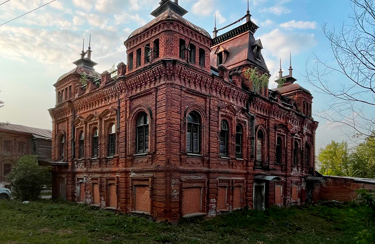 Вместо руин общественное пространство. Столичный филантроп восстанавливает шесть зданий в поселке Мстёра