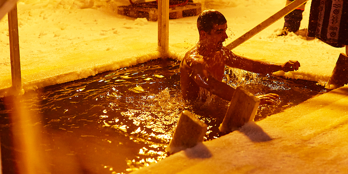 Несмотря на метель, более трех тысяч верующих Владимирской области окунулись в прорубь