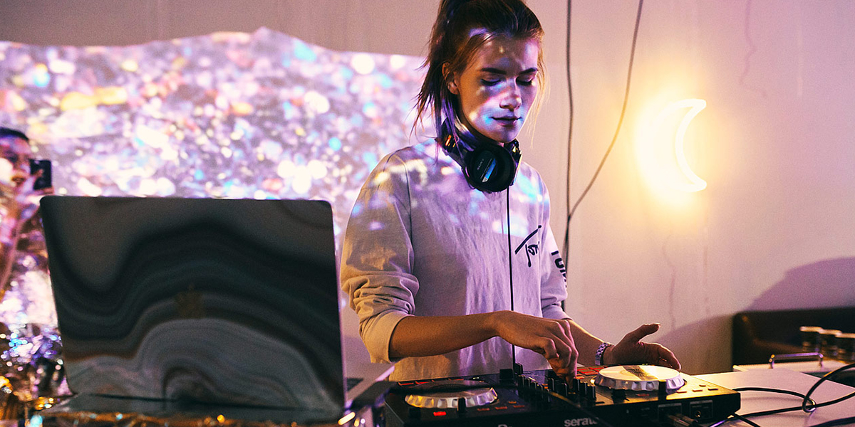 Диджеинг по-женски: владимирские девушки, проводящие ночи за пультом