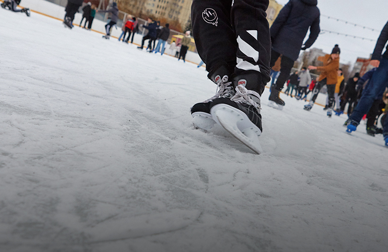 Сотни владимирцев пришли на открытие катка «Пингвин» во Владимире