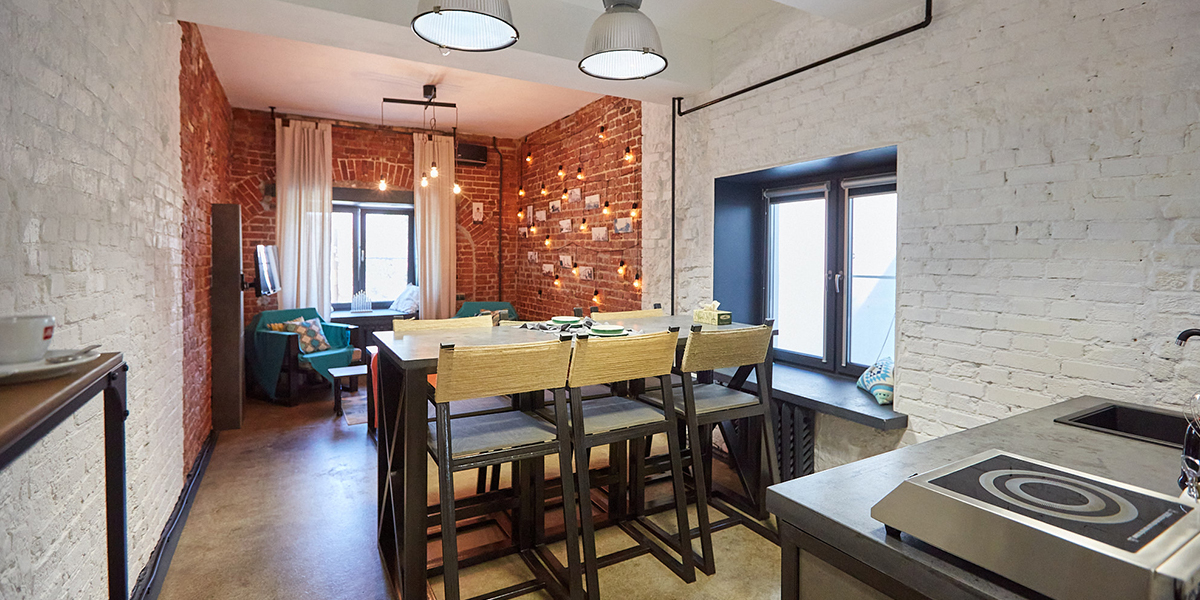 Дверь как в бункере и кирпичи, датируемые 19-м веком: hand made лофт во Владимире