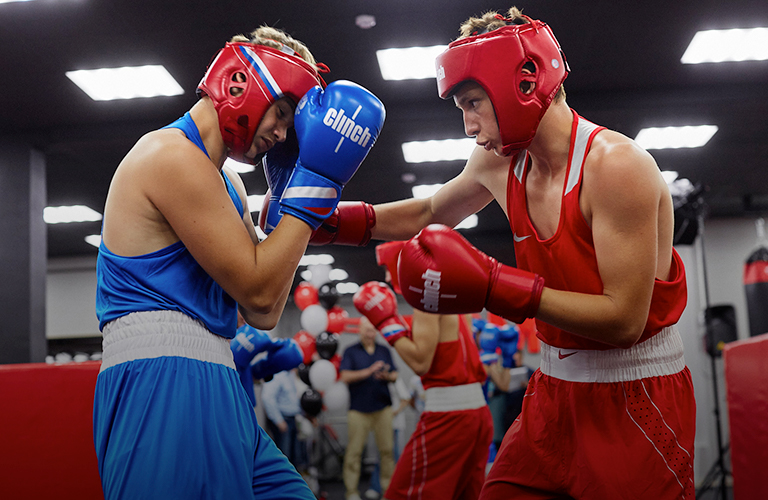 На открытие нового клуба единоборств во Владимире приехал известный спортсмен