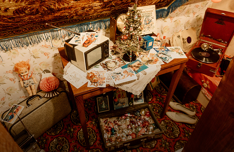 Чемодан стеклянных игрушек и бабушкин ковёр: три владимирские локации с новогодним ретровайбом