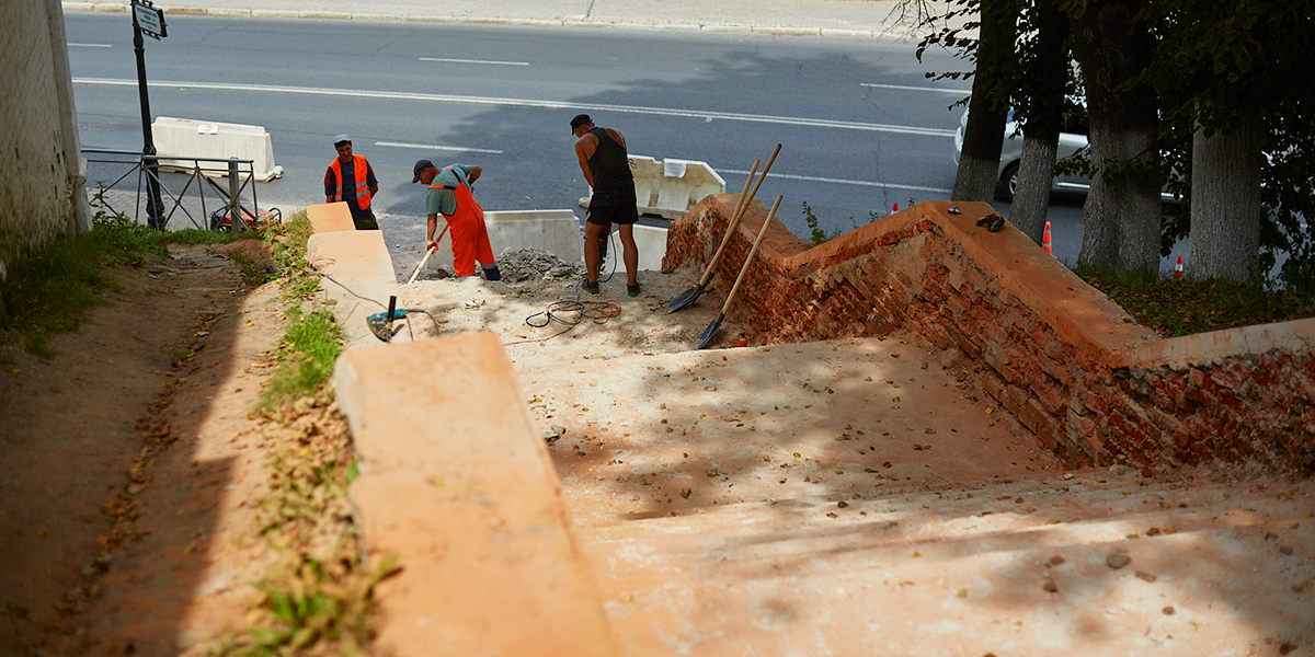 Из-за ремонта лестницы в центре города перекрыли популярную туристическую тропу