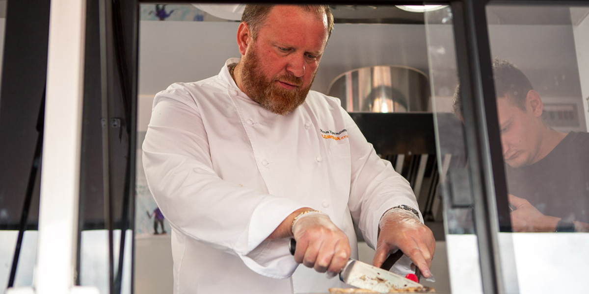 Шеф Ивлев угощал владимирцев мороженым и отвечал на неудобные вопросы