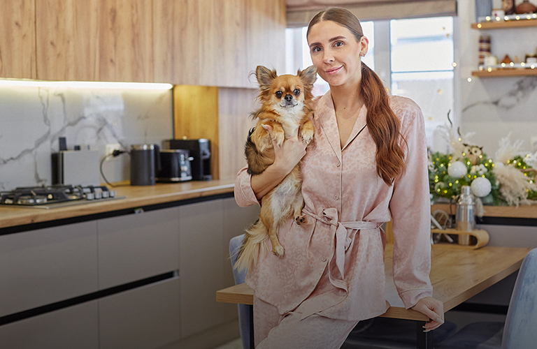 Модерн с многочисленными элементами из дерева в двухэтажном доме блогера Ксении Богатовой