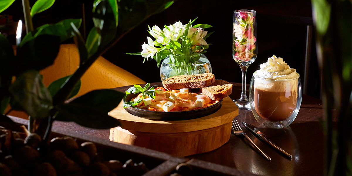 Шакшука с креветками или скрэмбл с лососем и красной икрой? 8 вариантов идеального завтрака